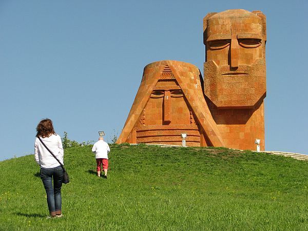 Wznoszący się na przedmieściach pomnik "My i nasze góry" stał się symbolem Karabachu