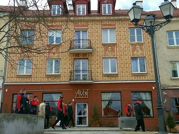 Piłkarze Jagiellonii na spacerze przy księgarni (kawiarni) Akcent, 11.03.2017, przed meczem z Koroną Kielce.